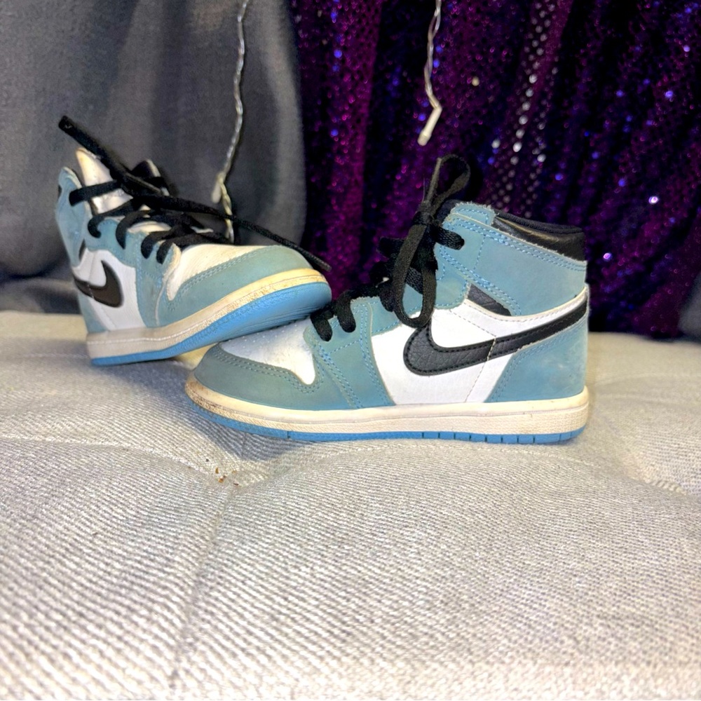 Air Jordan 1 Retro High OG "University Blue" sneakers
